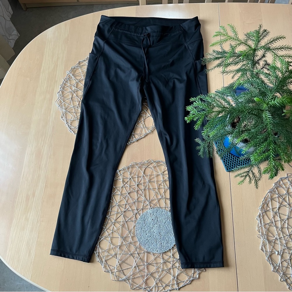 EUC Fabletics ultra cool black leggings running pants with waist tie